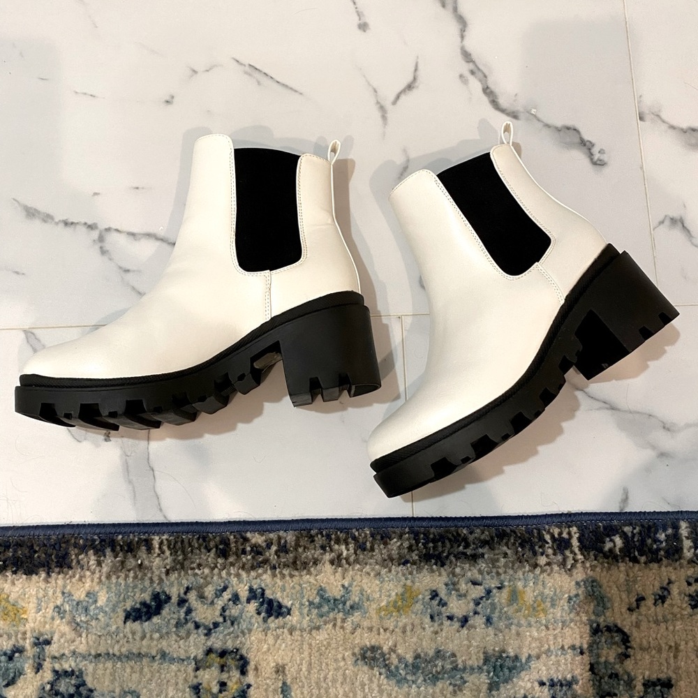 Brand new white booties👢